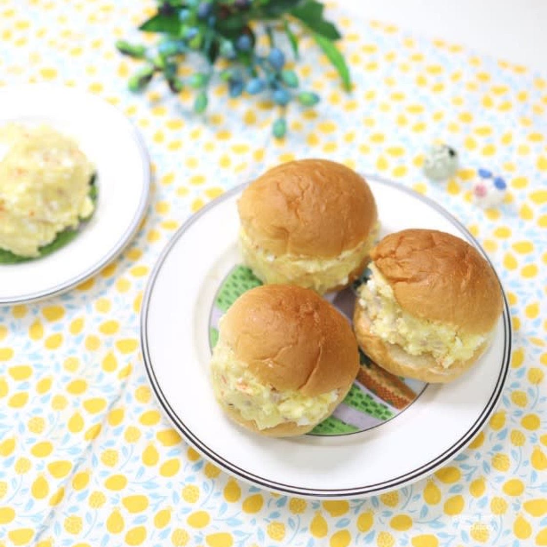 모닝빵 달걀샌드위치와 으깬감자 샐러드