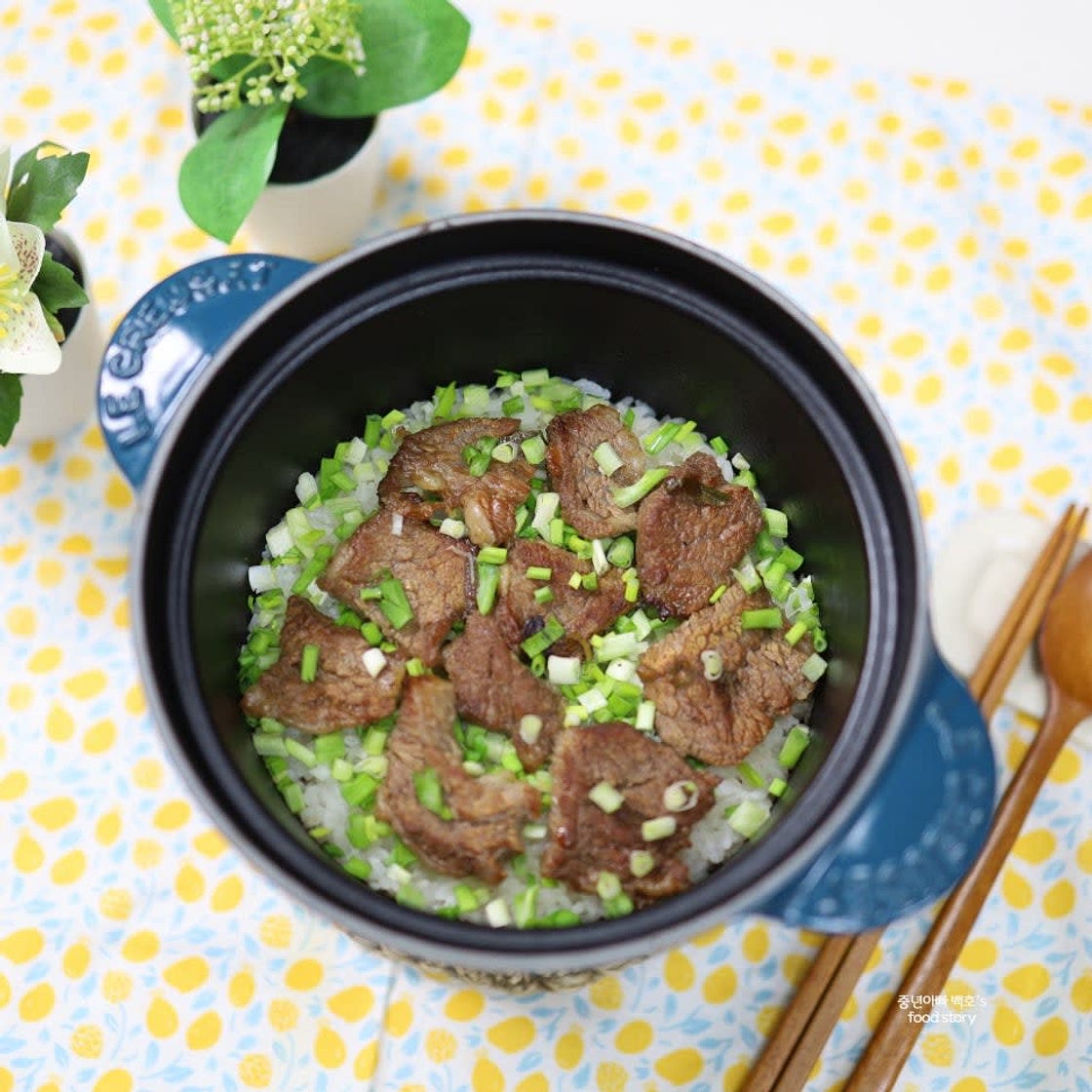 LA갈비와 쪽파를 올린 무쇠솥밥