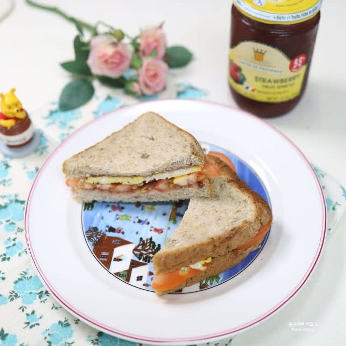 딸기잼 식빵 샌드위치