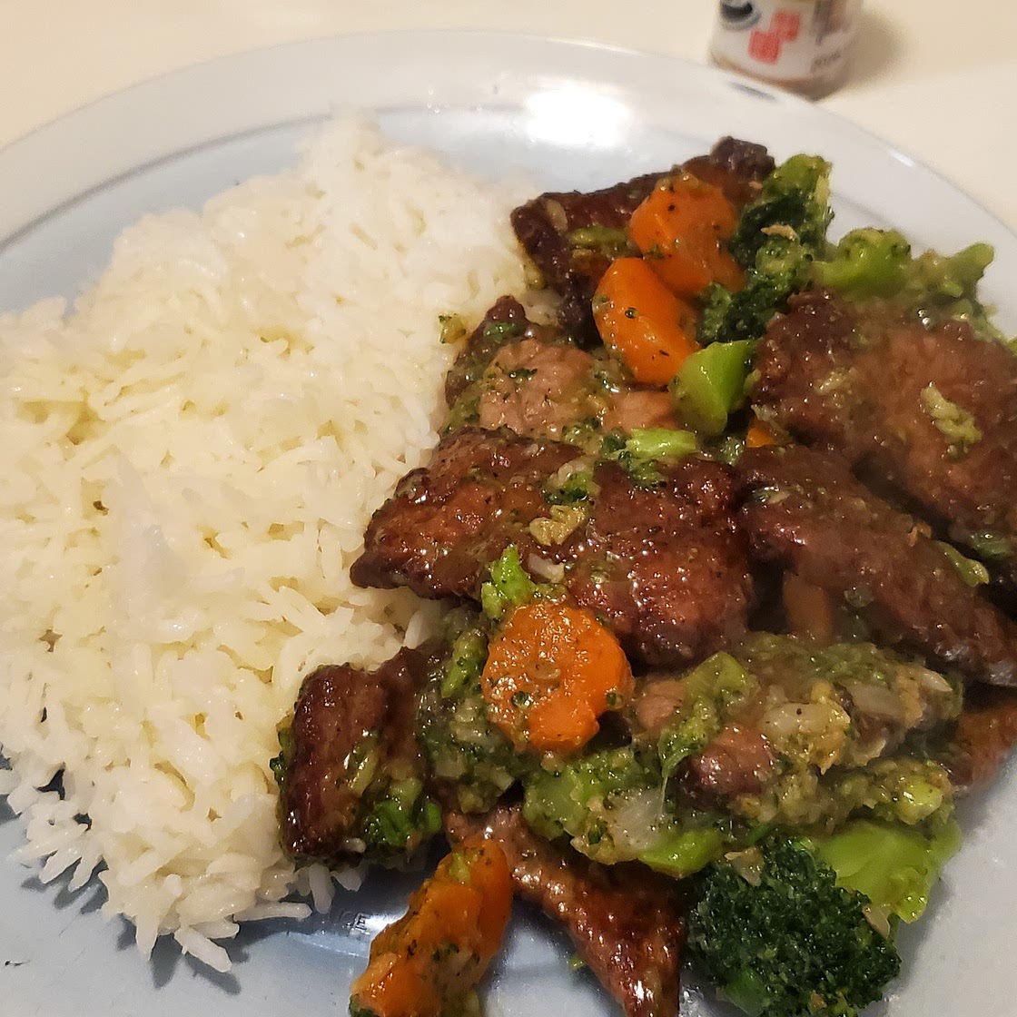 Brócoli con carne estilo lomo saltado