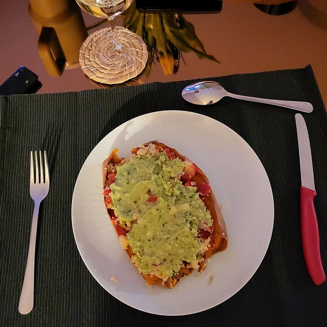 Gefüllte Süßkartoffeln mit Quinoa und Avocado