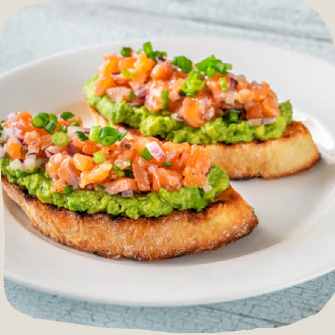 Tosta con salmón y aguacate