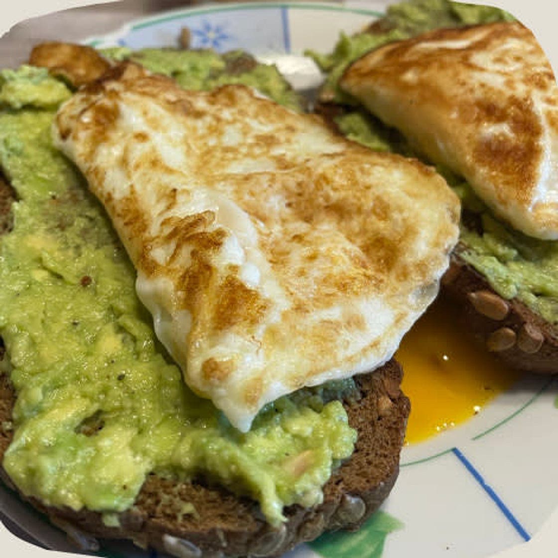Tostadas con huevo y aguacate
