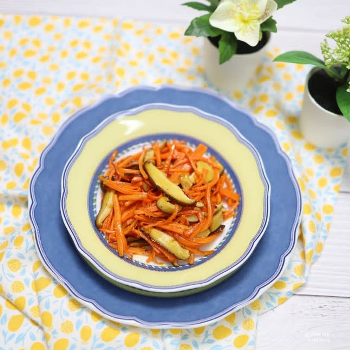 생표고버섯볶음과 당근채볶음