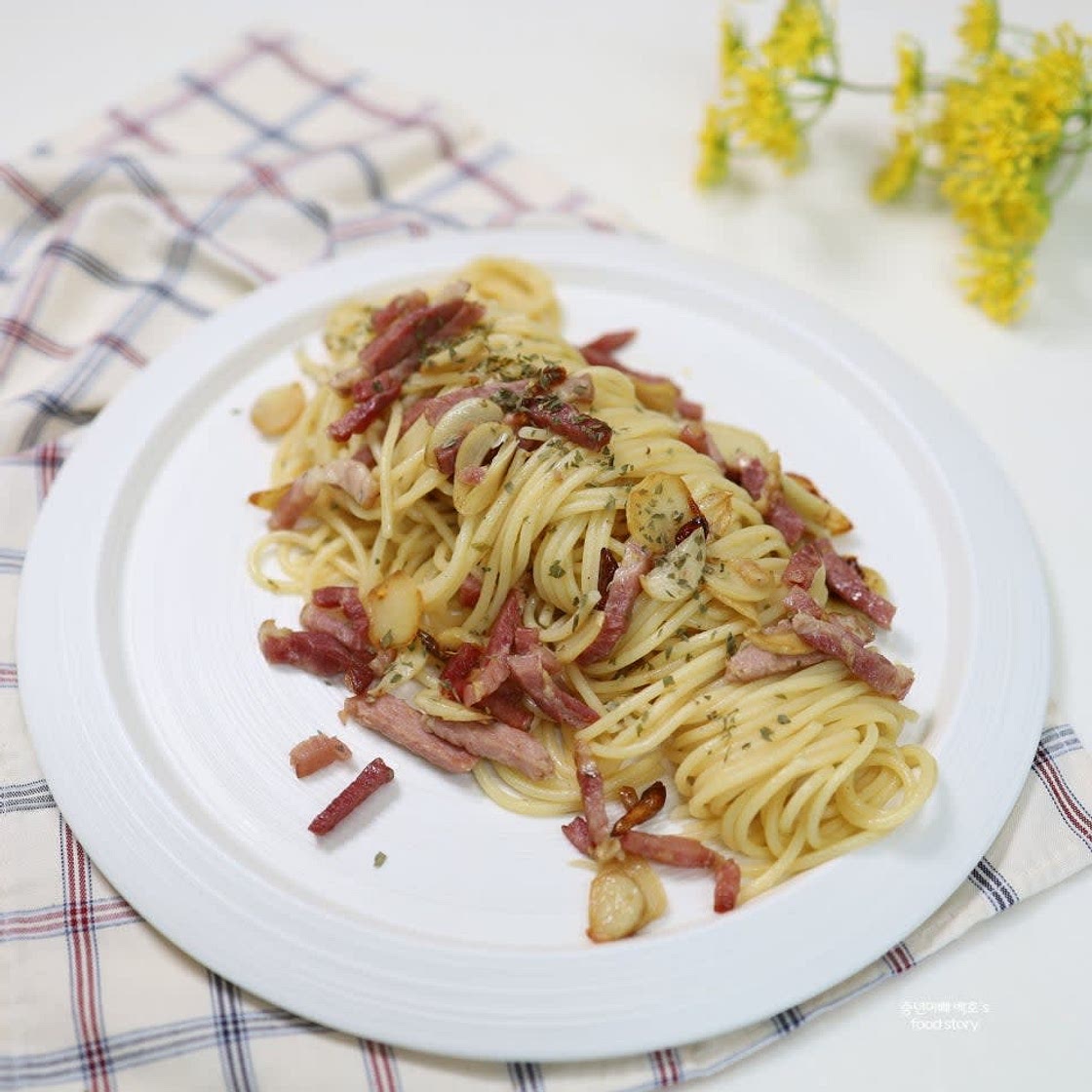 알리오 올리오 파스타 만들기 올리브 오일 소스 베이컨 요리 레시피