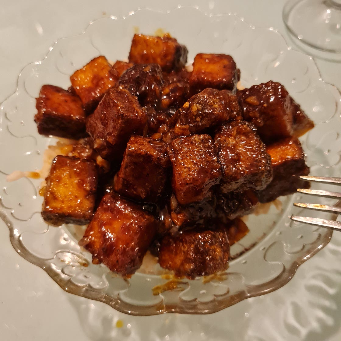 Tofu sauce à l'ail, soja, miel et chili