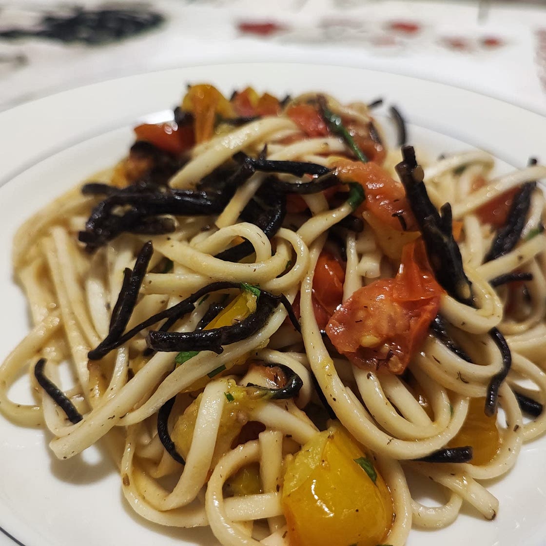 Udon piccanti con hijiki e pomodorini