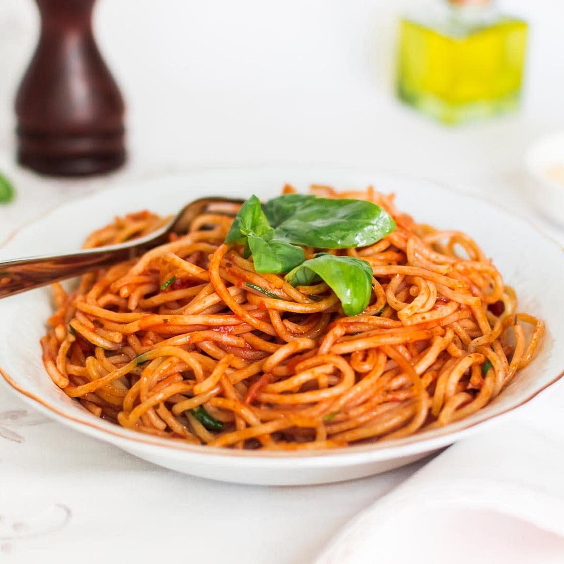 Pasta con salsa de tomate y coco