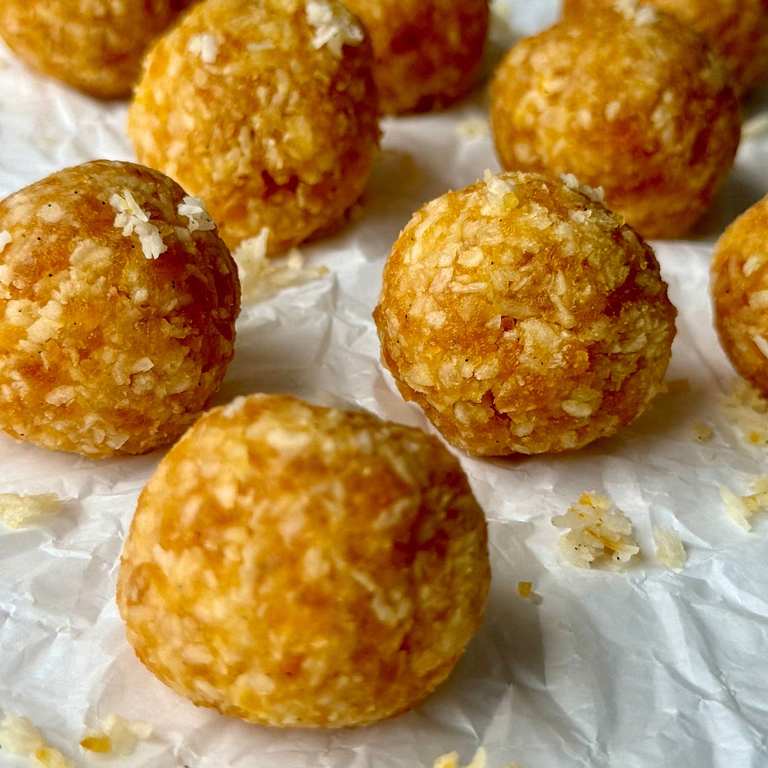 4 ingredient Coconut and Apricot Snack Balls 