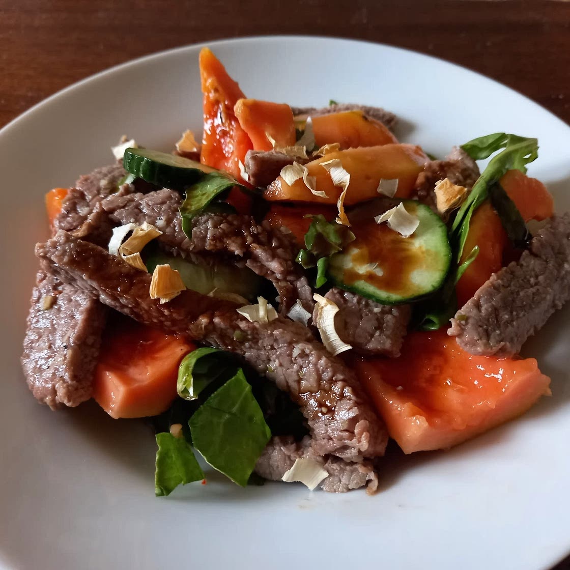 Seared beef and pspaya salad
