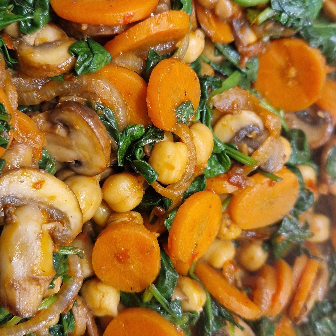 Spinat-Champignon-Karotten-Pfanne mit Kichererbsen