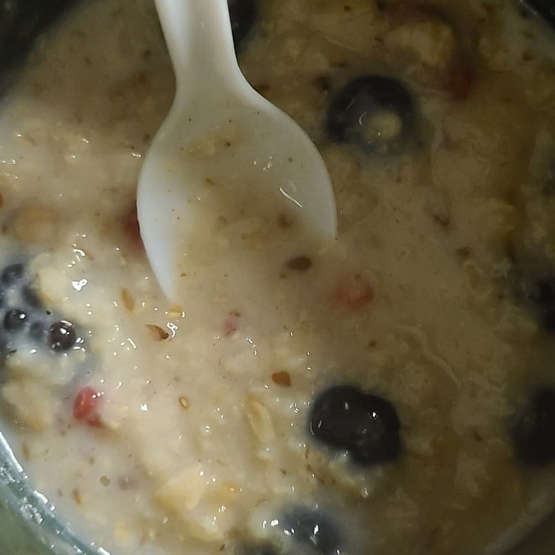 Oatmeal with Berries and Nuts