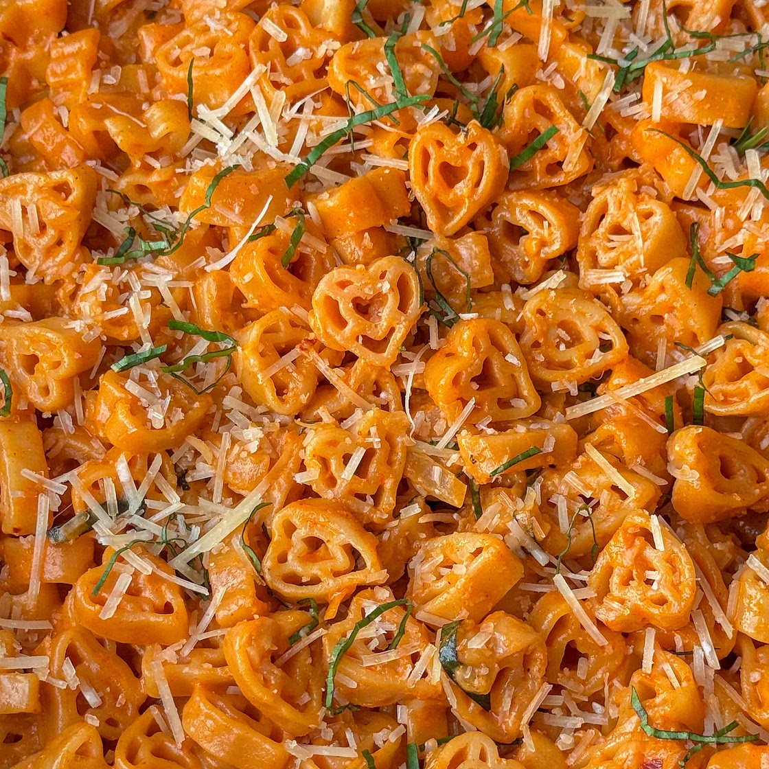 Super Easy Creamy Tomato Pasta 