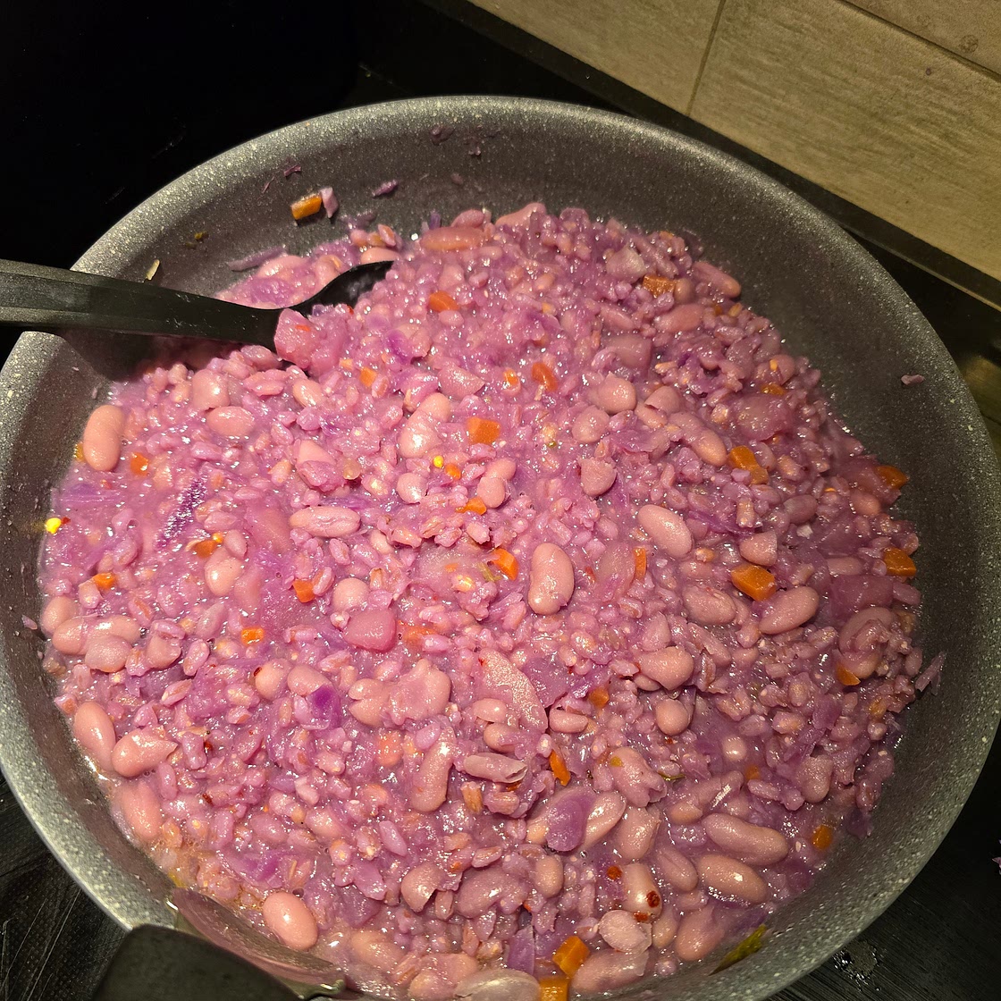 Zuppa cavolo rosso, cannellini e cereali