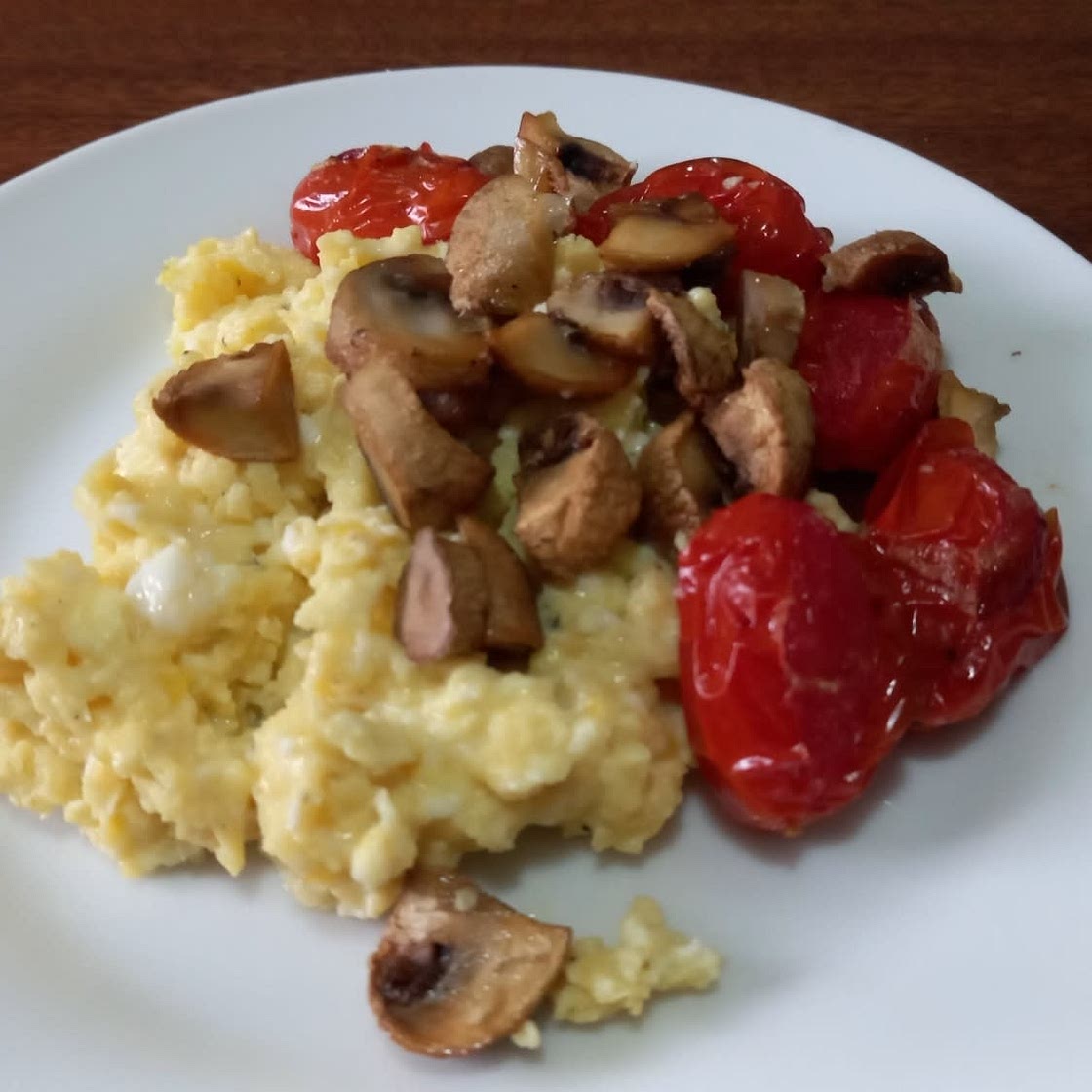 Mushroom and vasil onelette with smashed tomato