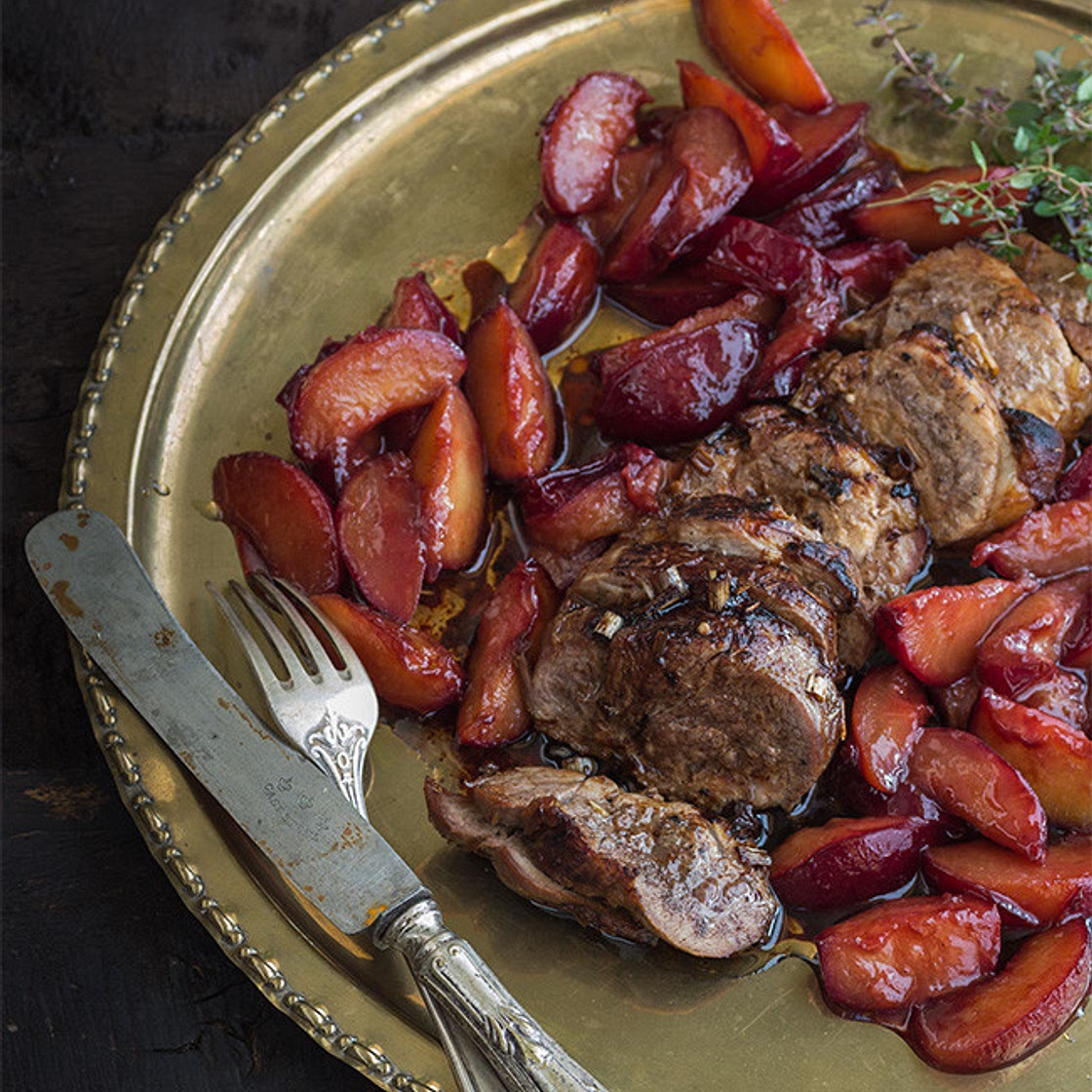 Solomillo de cerdo al horno con ciruelas claudias y citronella. Receta