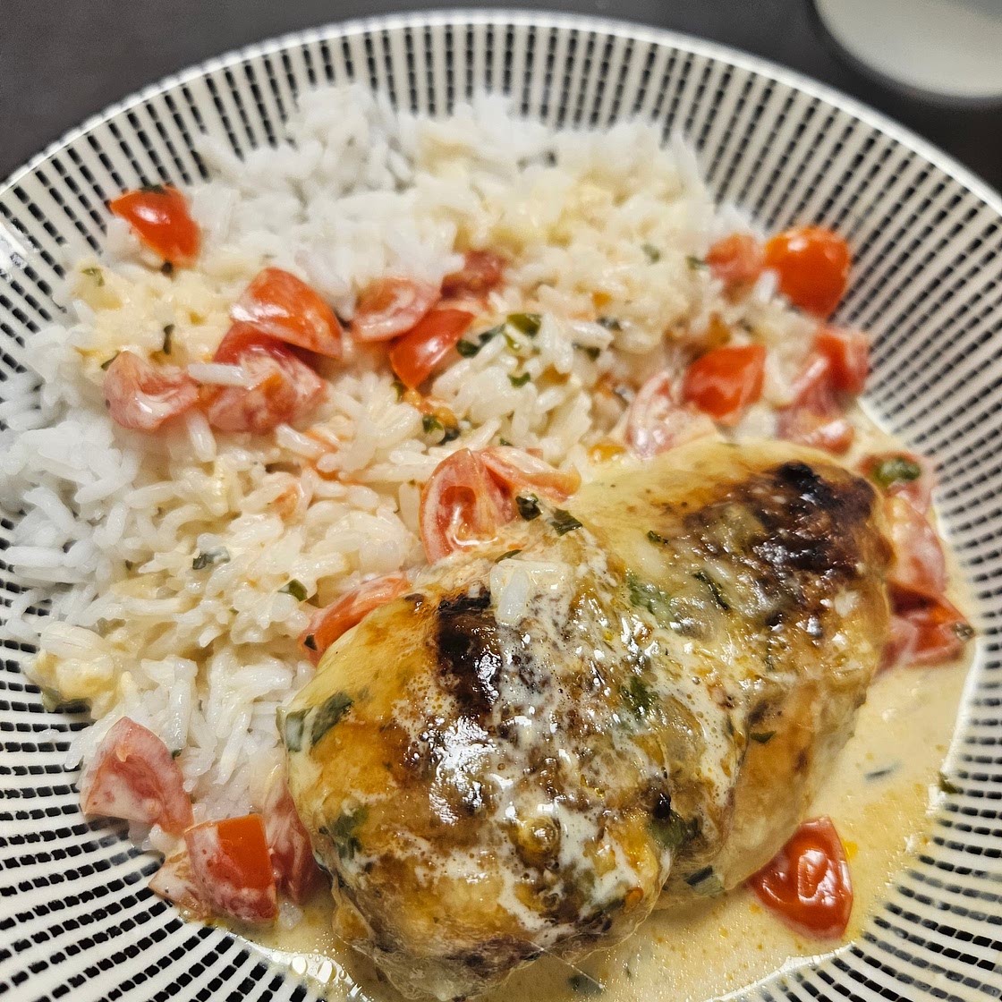 Mozzarella-Hähnchen in Basilikum-Sahne-Sauce