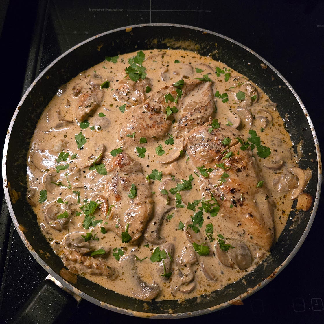 Kip in romige champignons saus