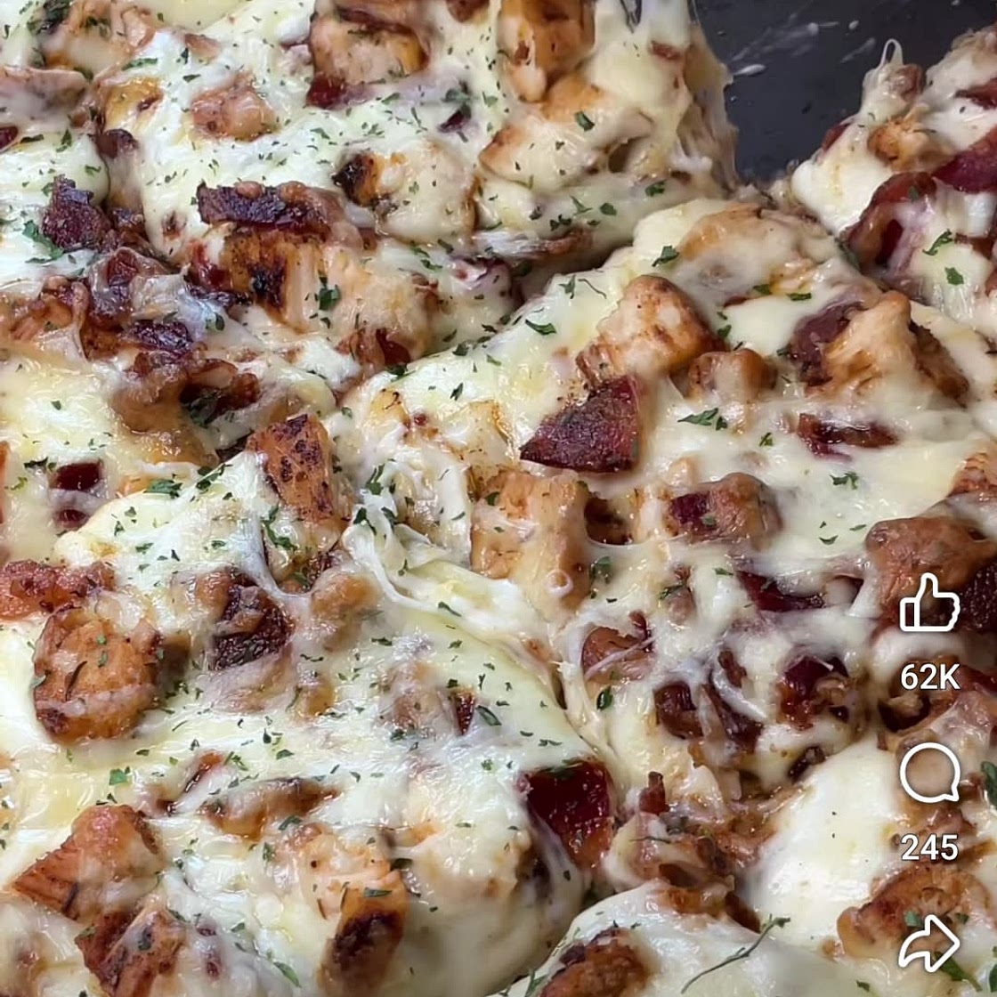 Chicken alfredo pizza