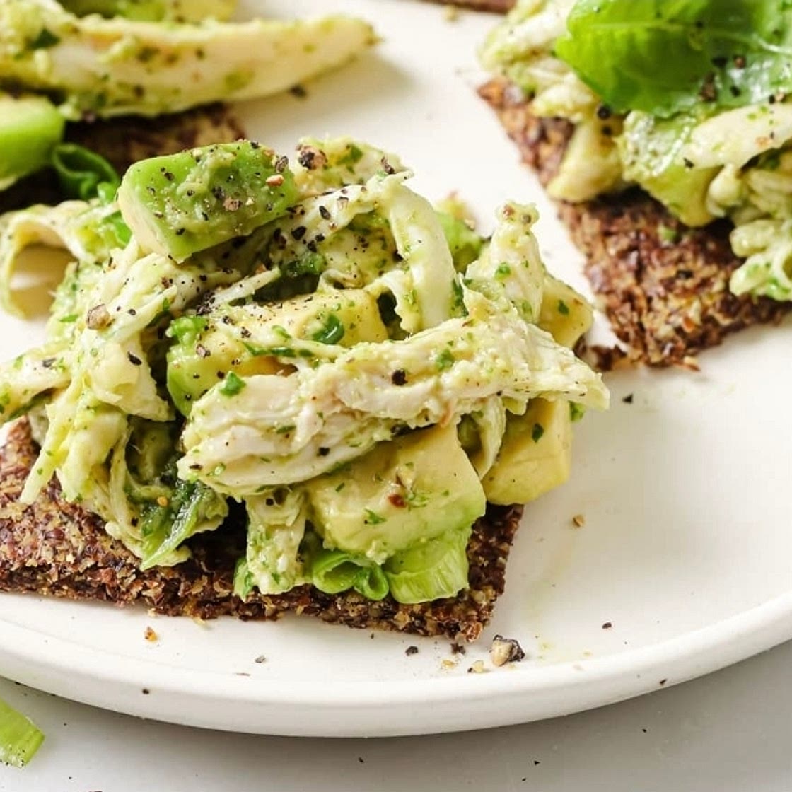 Avocado chicken salad with crackers