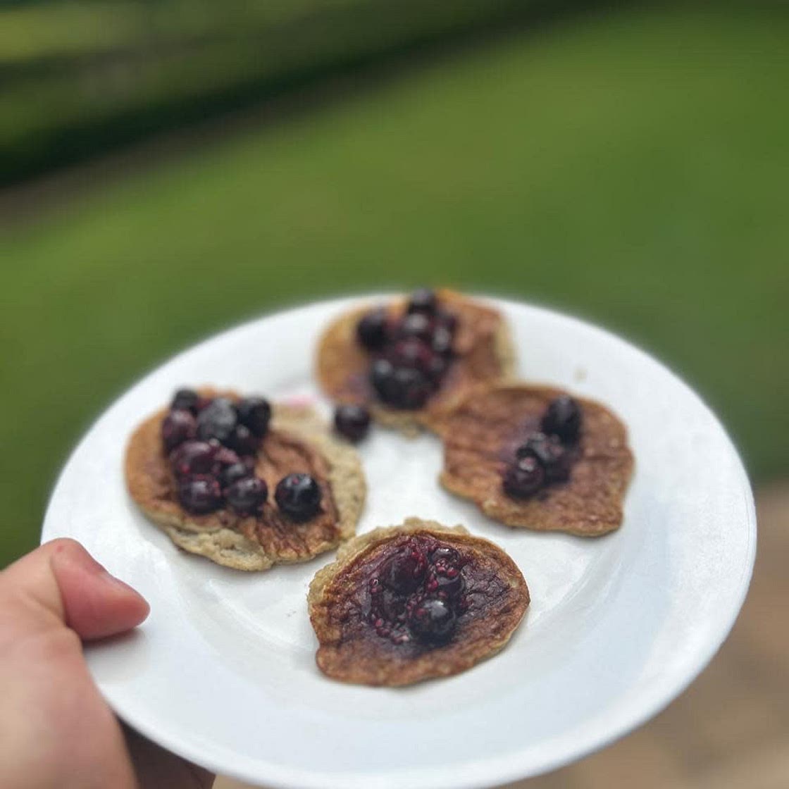 Banana flapjacks and berry compote 🥞🫐