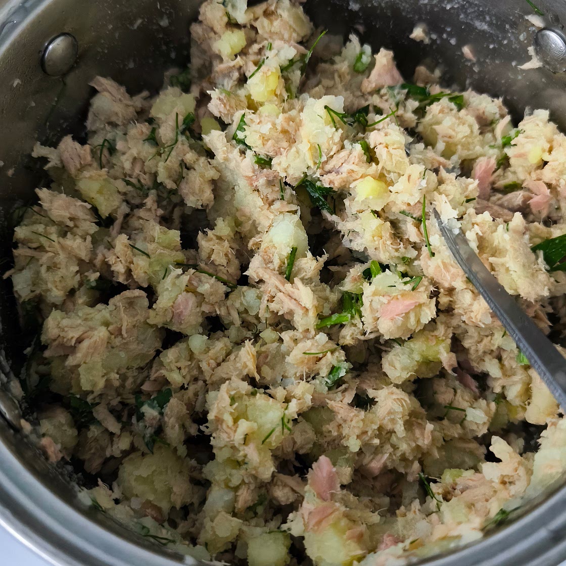 Potatoes with tuna and herbs