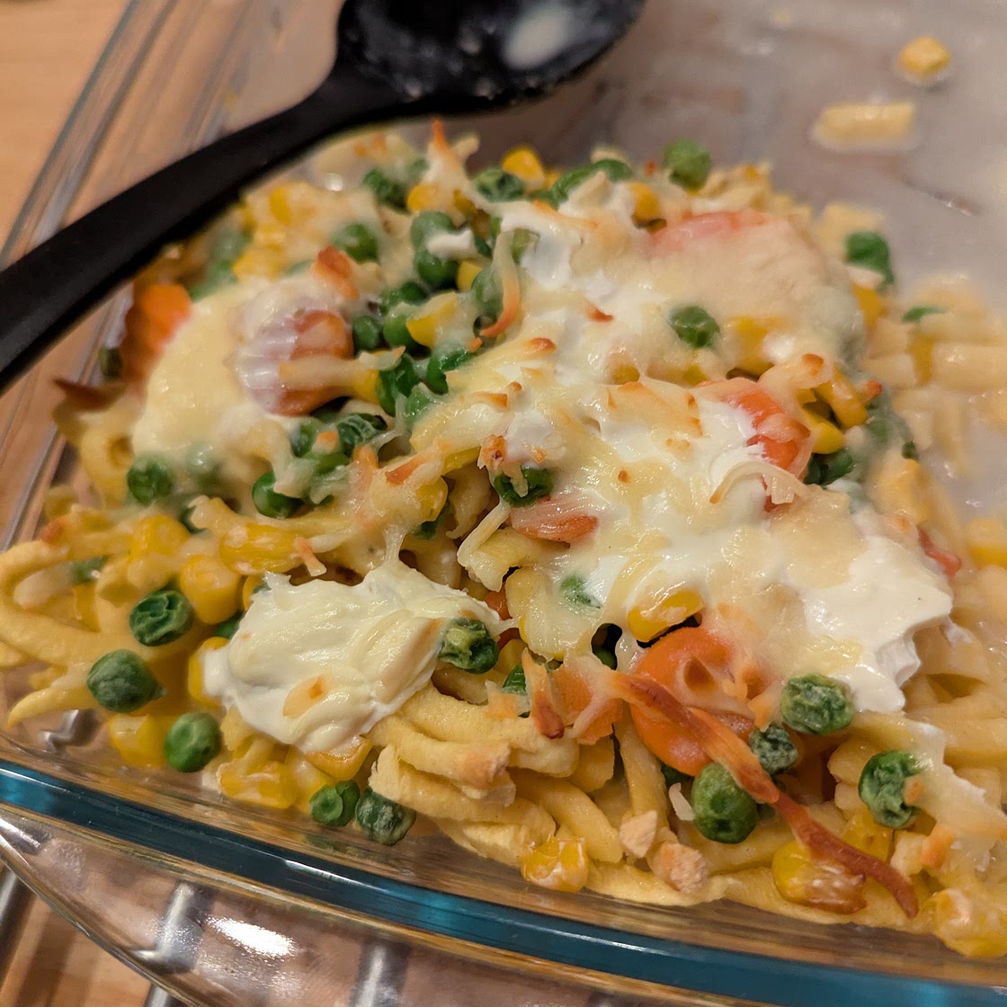 Überbackene Spätzle mit Käse und Gemüse