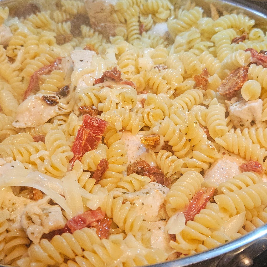 Pasta and Chicken with Tomato Sauce