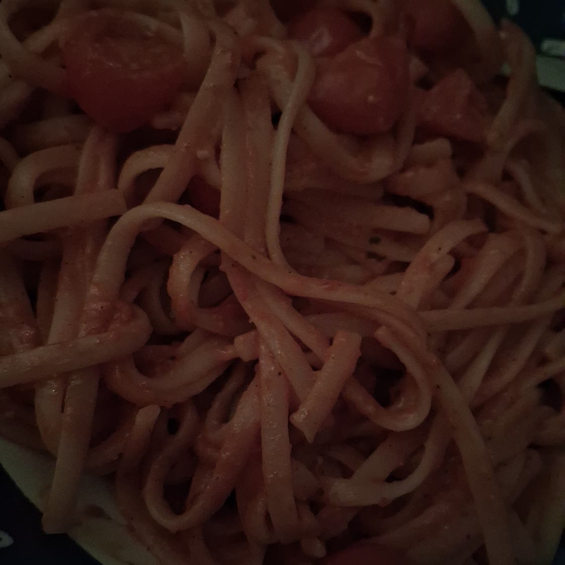 Nudeln mit Tomatenmark und Pesto