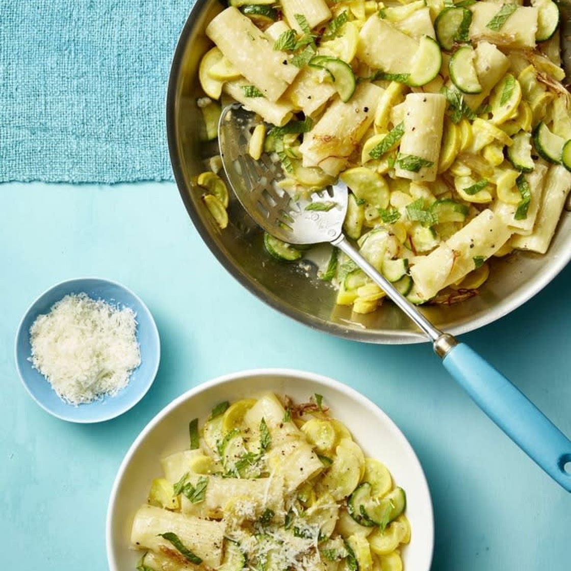 Leichte Zucchini Pasta mit Minze