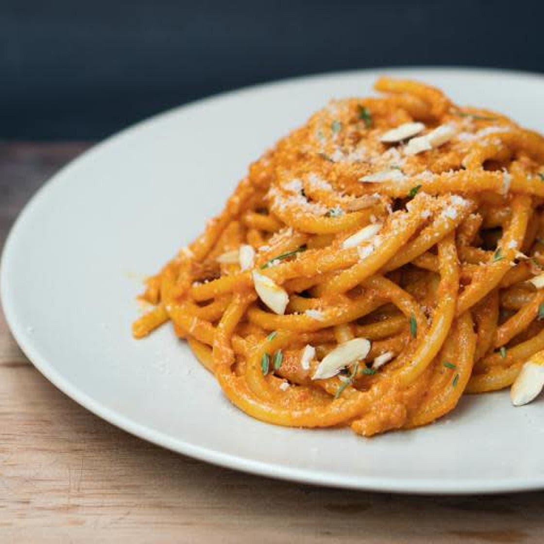 Spaghetti mit Pesto rosso und Parmesan