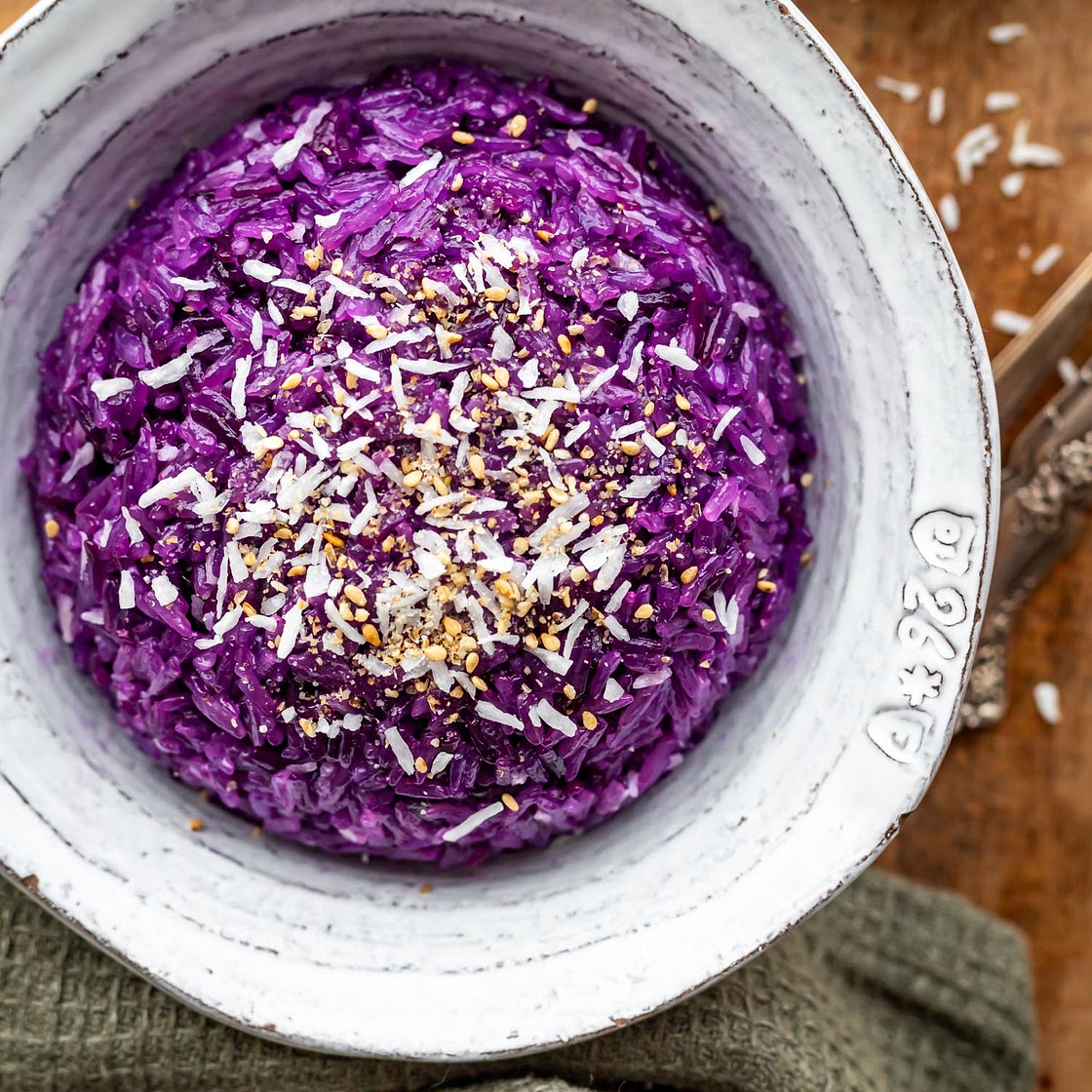 Xoi Ube (Vietnamese Purple Sticky Rice with Ube)