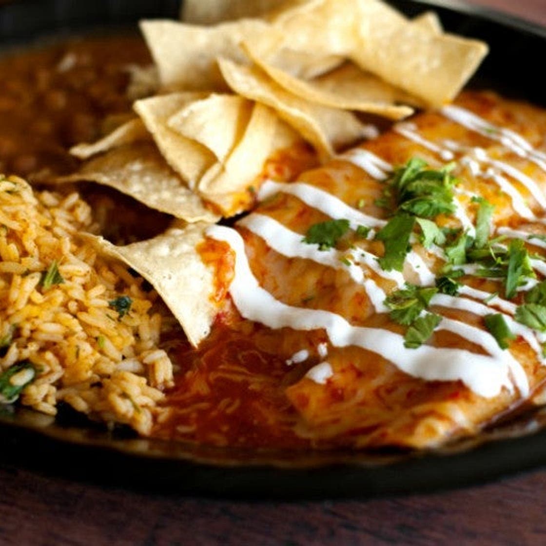 Enchiladas de HUEVO en salsa de chile guajillo y gratinadas, ¡listas en 20 minutos!