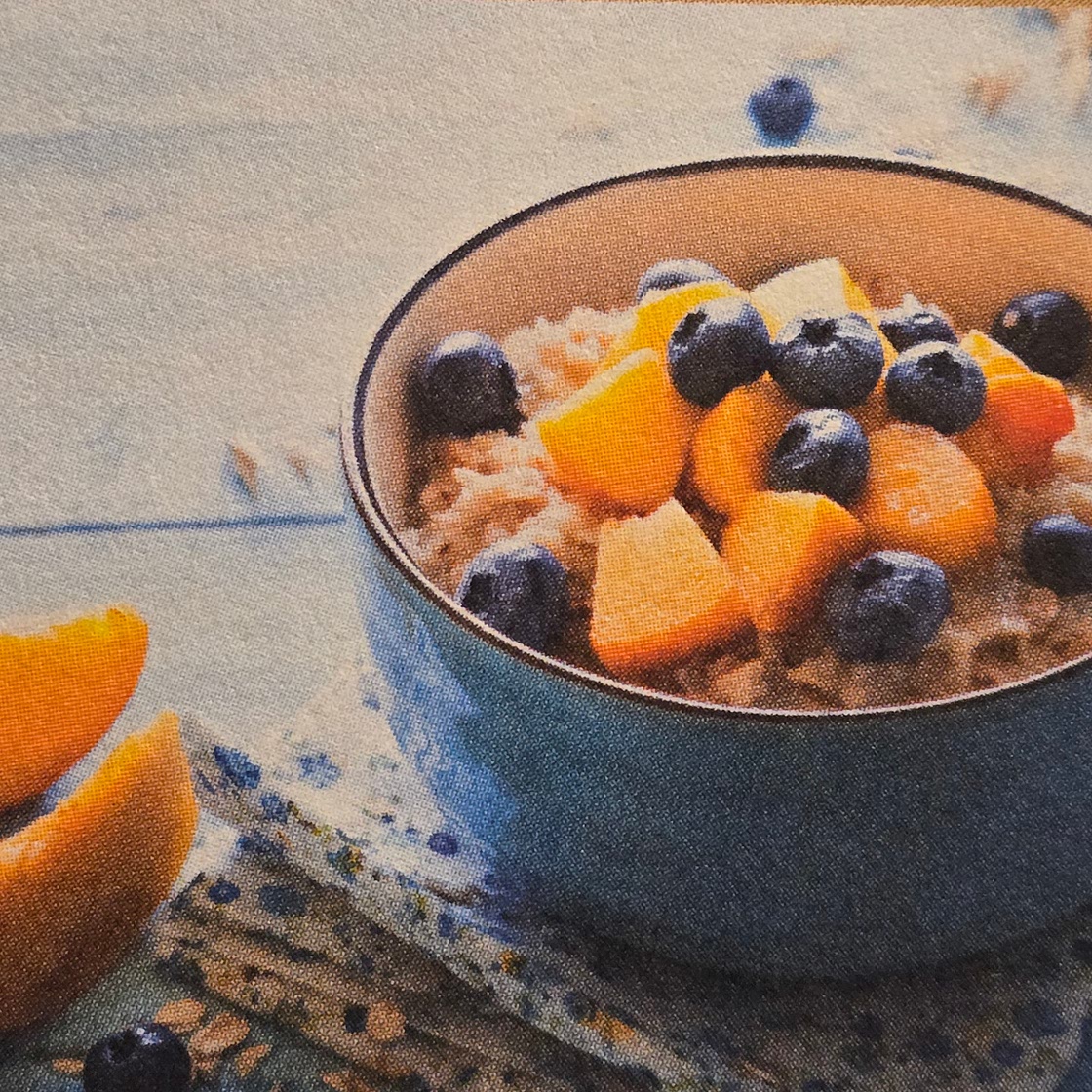 Oatmeal mit Heidelbeeren und Pfirsich