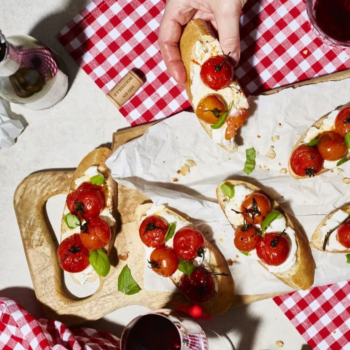 Honig-Ofentomaten und Burrata auf Ciabatta