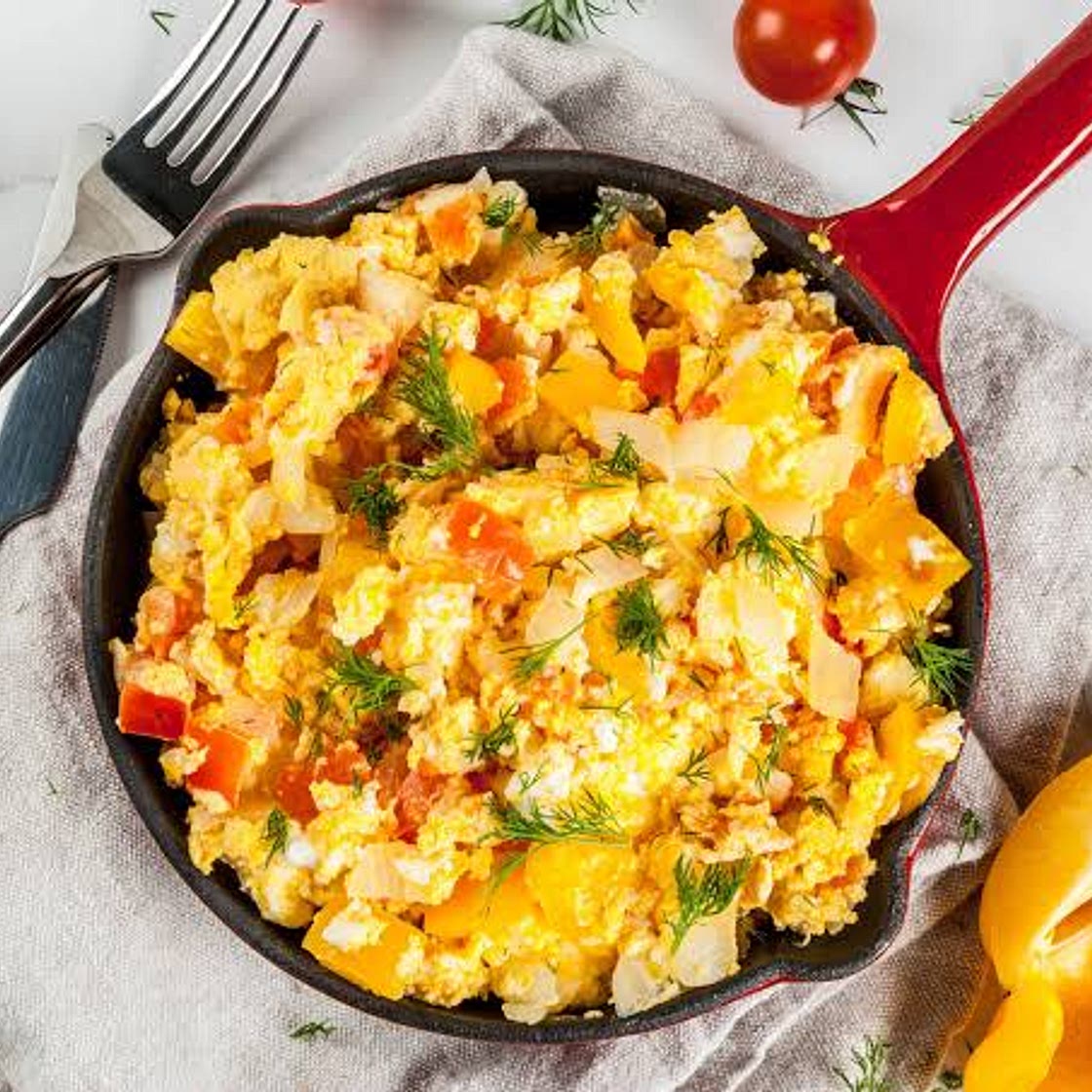 Huevos revueltos con calabacitas y jitomate