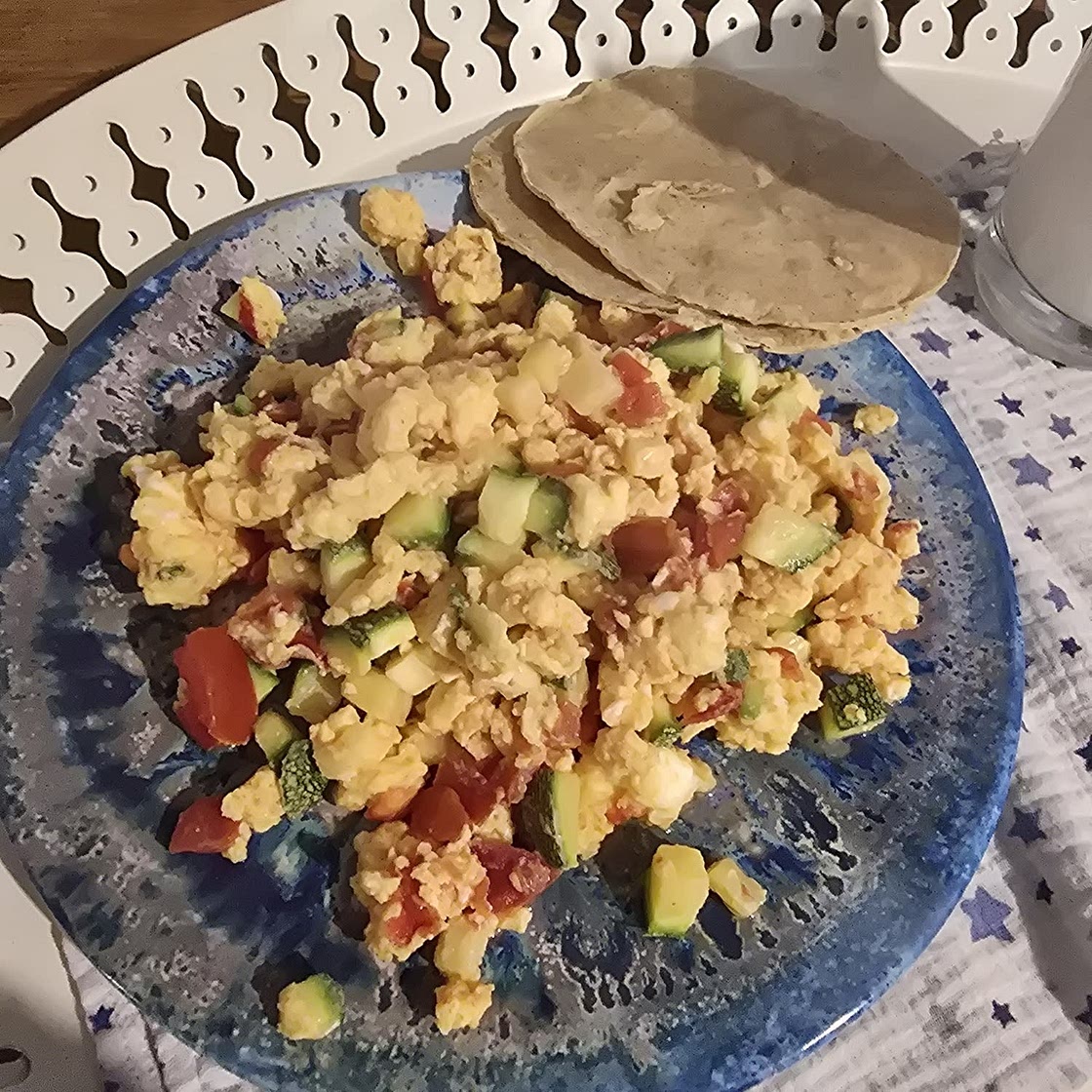 Huevos revueltos con calabacitas y jitomate