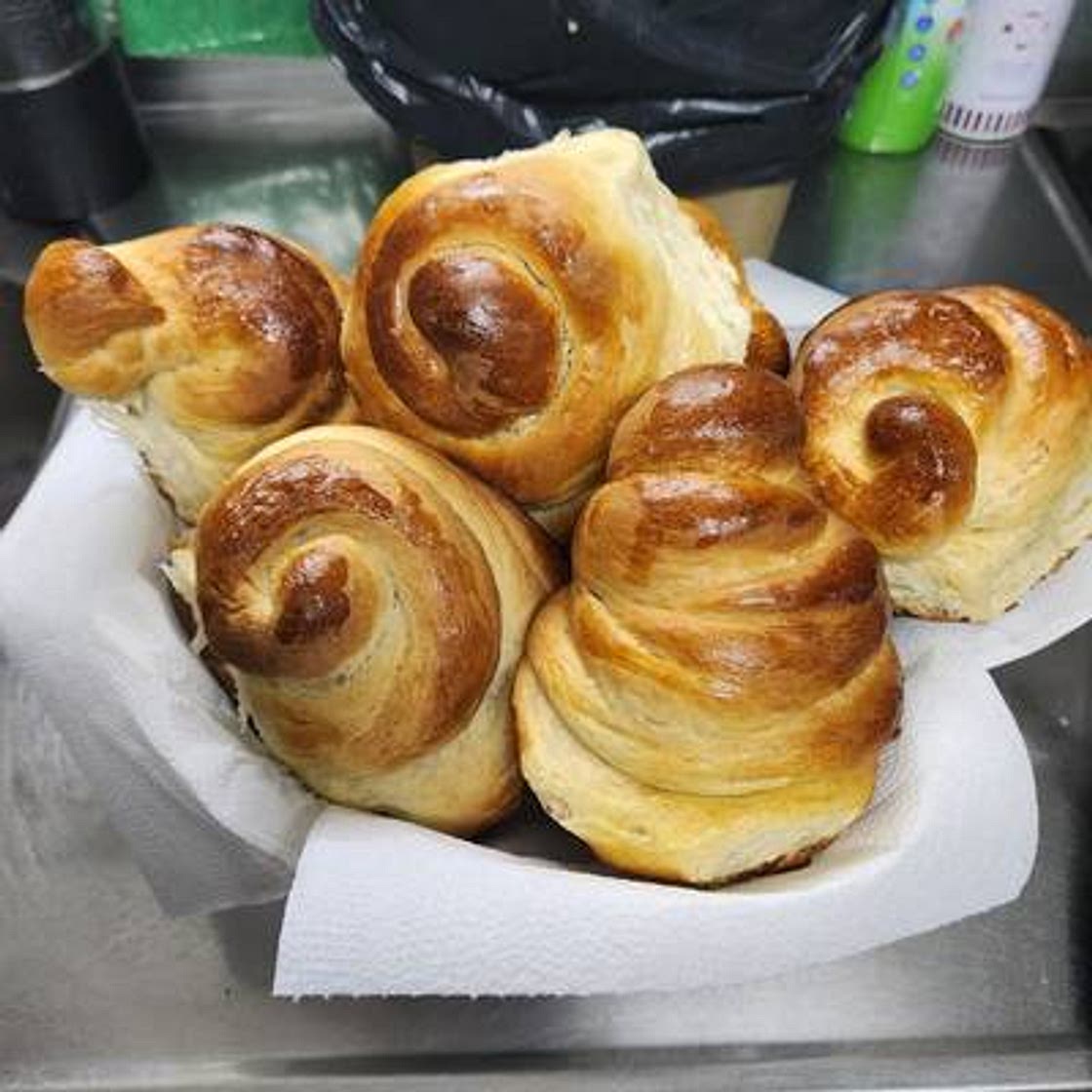 Pancitos con Crema en Forma de Torres