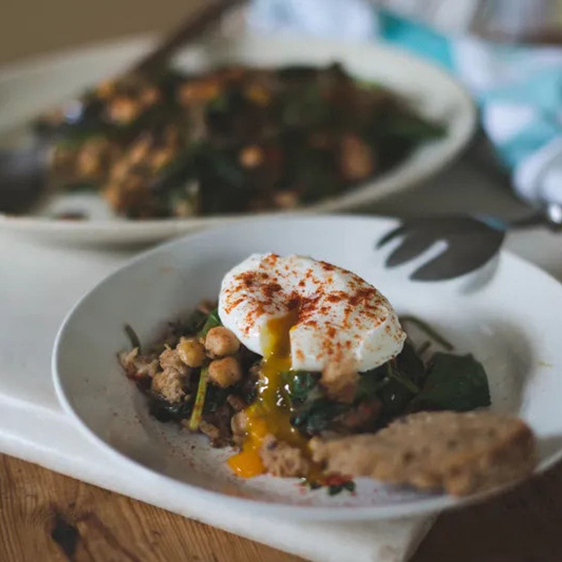 Salteado de garbanzos con huevo escalfado (Vogue recetas)