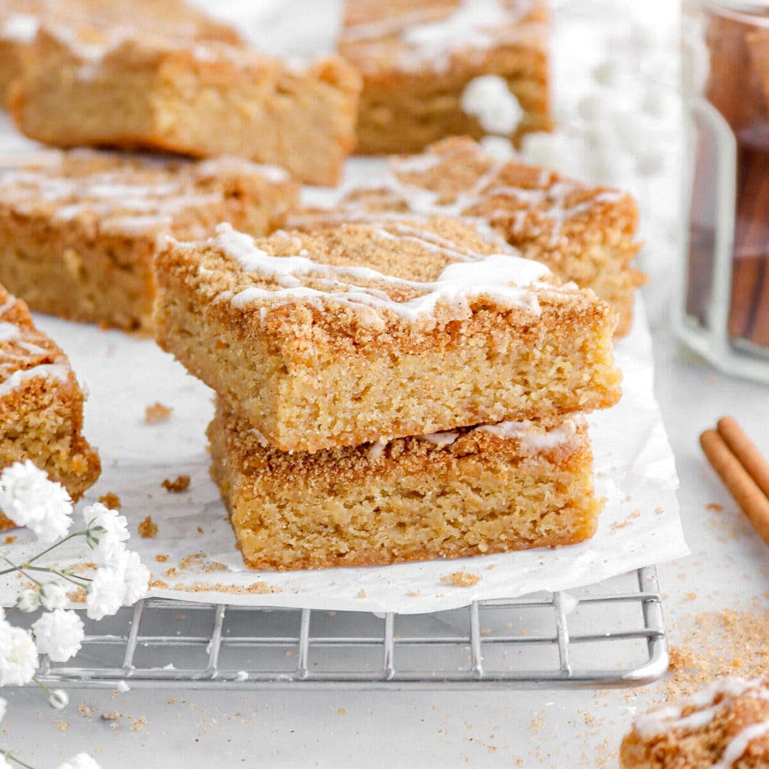 Cinnamon Roll Blondies