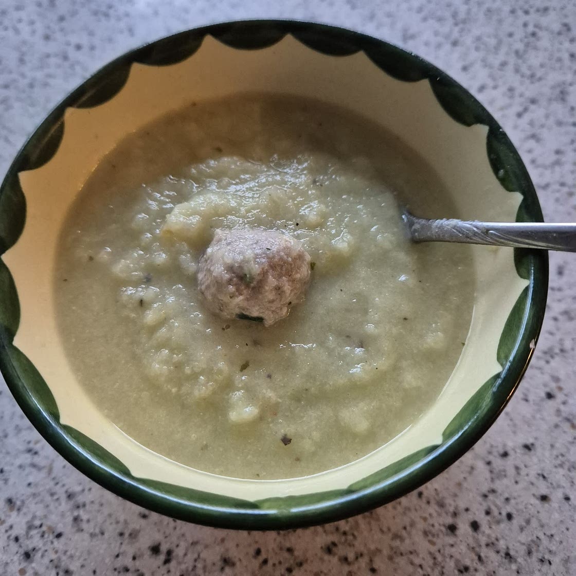 Kohlrabisuppe mit Hackfleischbällchen