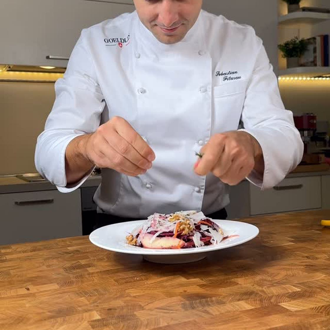 Insalata di cavolo e delle carote, unita alla dolcezza della mela rende ogni boccone un'esplosione di sapori. Le noci aggiungono un tocco di croccantezza, mentre il pecorino e il timo fresco completano il tutto con un profumo avvolgente. Un piatto