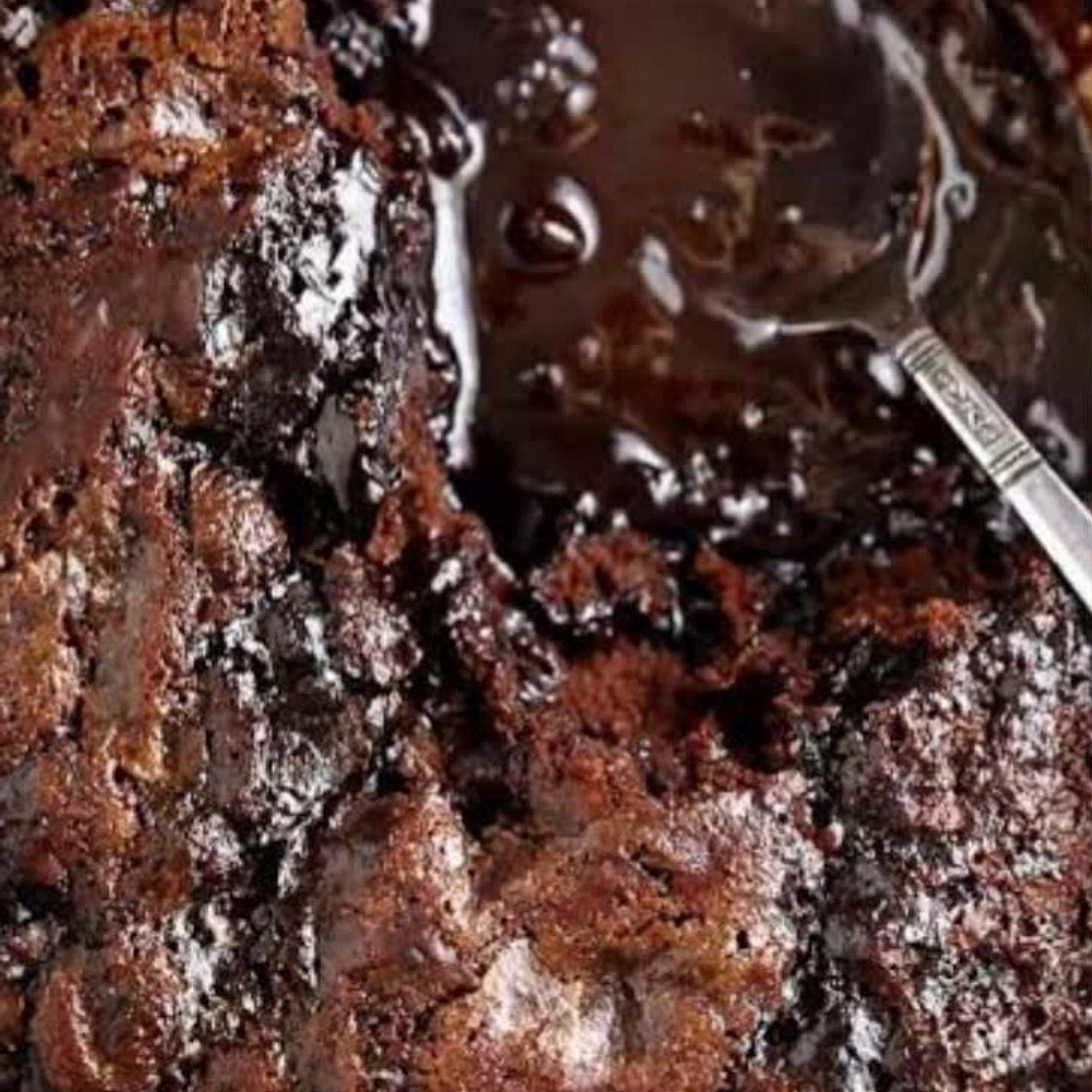 Gebakte sjokolade poeding in sjokolade sous