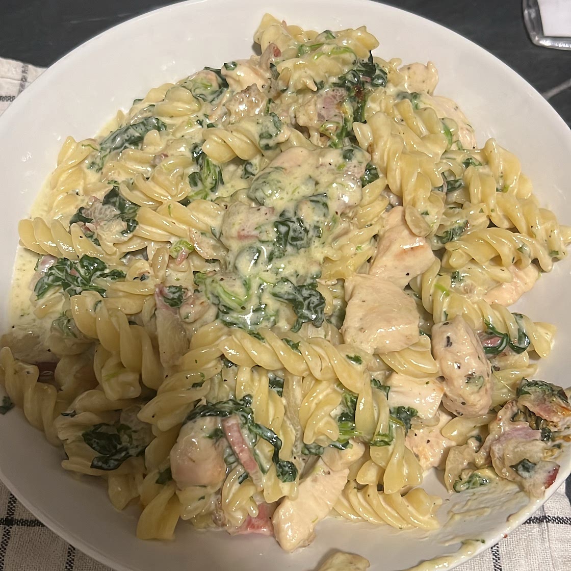 Creamy chicken-spinach pasta