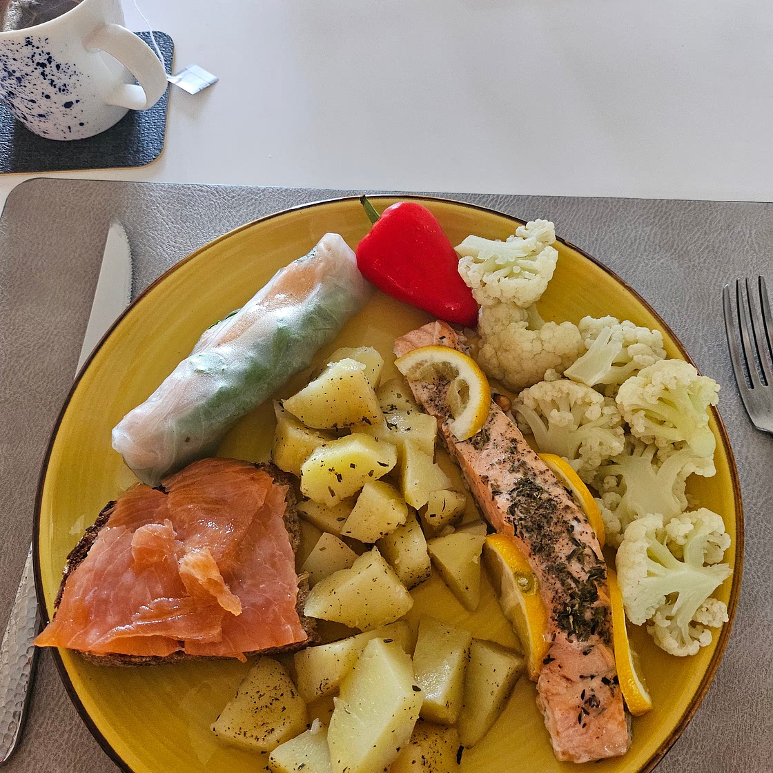 Roll with vegetables and shrimp, steam potato and cauliflower,baked salmon Fila