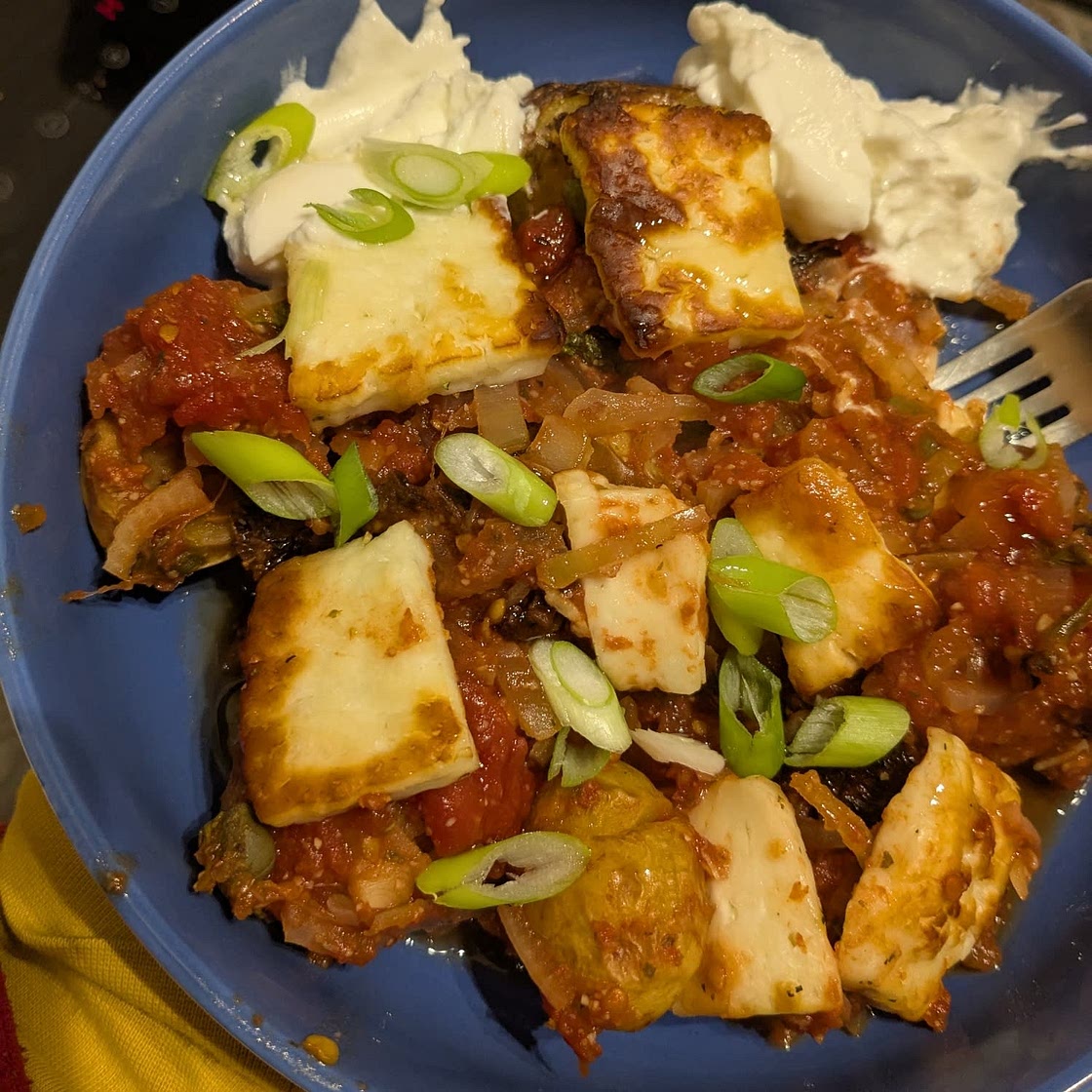Crispy potato and halloumi bake