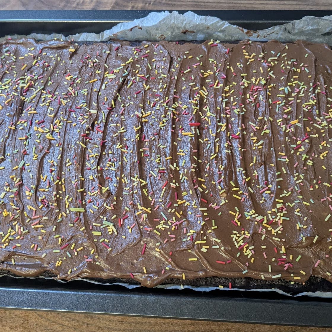 Vegan chocolate party traybake