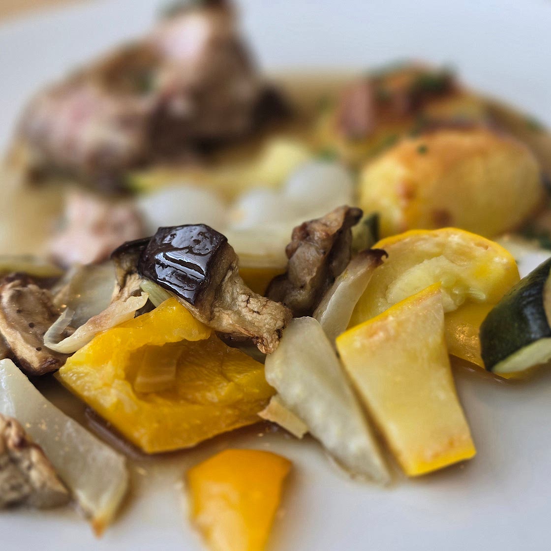 Poulet in Rotweinsauce und geschmort Schmelzkartoffeln mit Gemüse