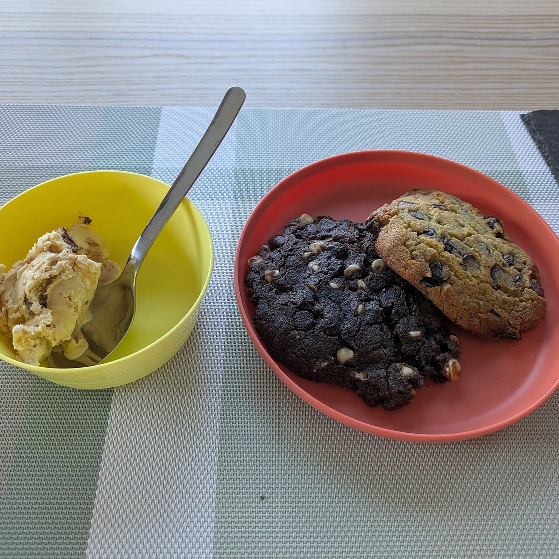 Keto chocolate chip cookies