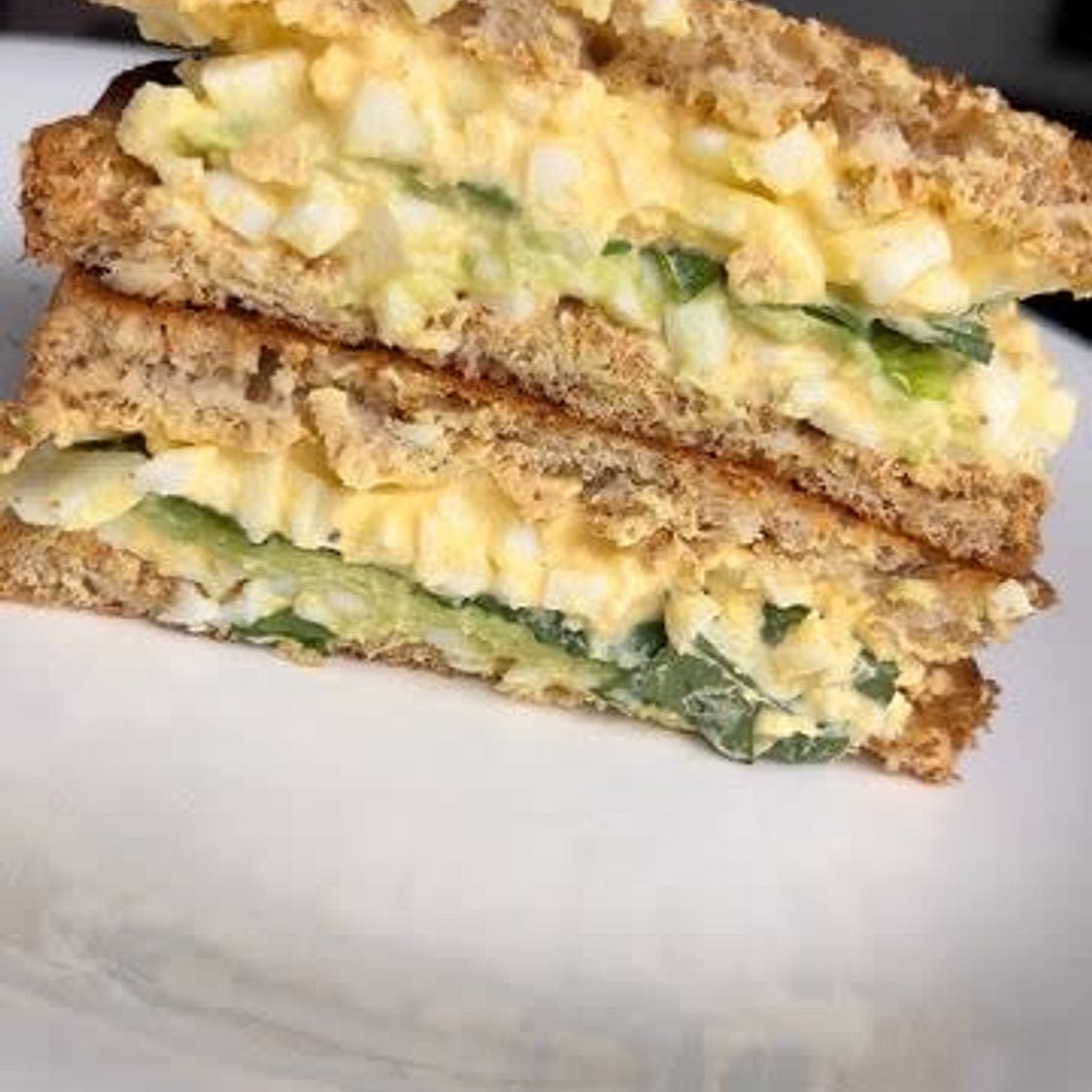 Sandwich de huevo cocido y fruta